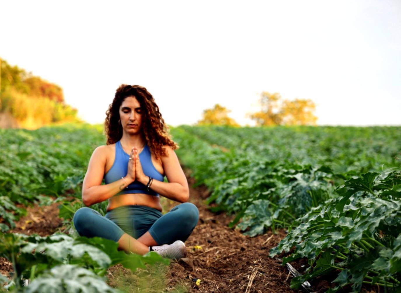 Ambiente dedicato alla pratica meditativa con elementi naturali